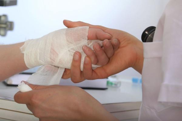 چگونه جلوی عفونی شدن زخم را بگیریم؟ چگونه جلوی عفونی شدن زخم را بگیریم؟