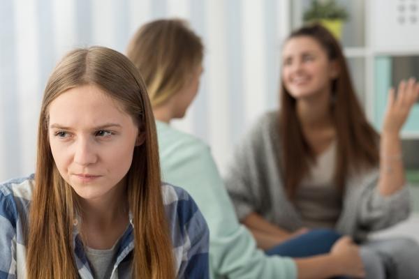 وقتی به کسی حسودیمان می شود، چه کار بکنیم؟ وقتی به کسی حسودیمان می گردد، چه کار بکنیم؟